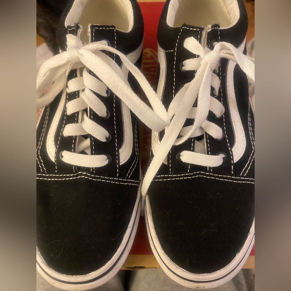 Classic Vans Old Skool low-top sneakers in black /white Women’s 6.5 / Men’s 5.0